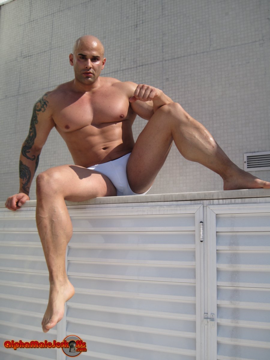 Bald muscle hunk Big Roger